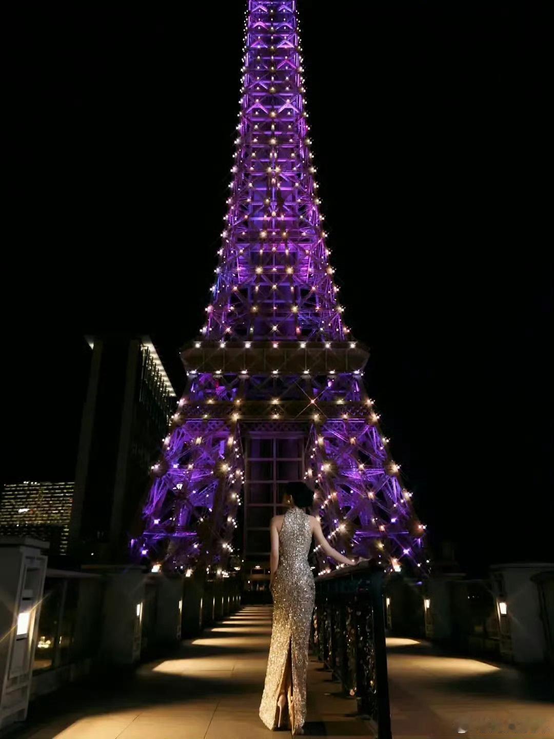 赵今麦好高的鞋子，看上去15cm，这还能走路吗？ 