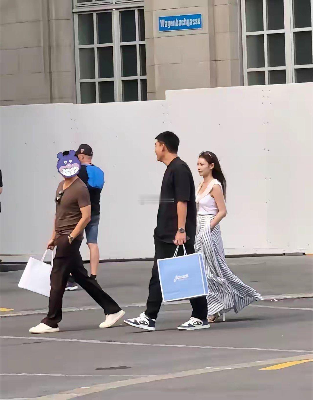 马筱梅两口子瑞士逛街，走路仪态好好。 ​​​
