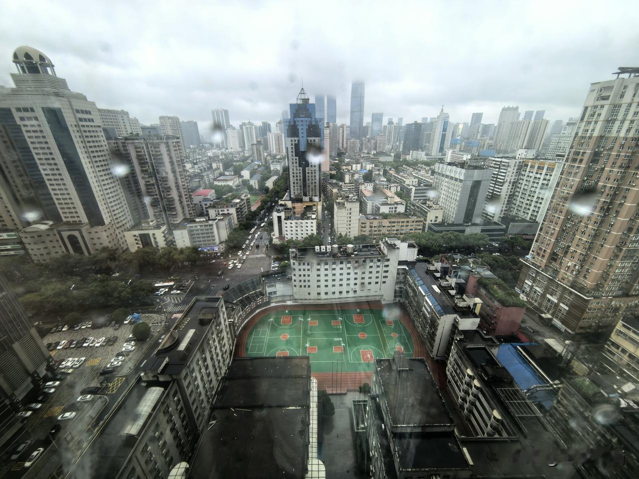 长沙的高楼屋顶在雨中不见了吗？
6月7日，据说闷热了一天的长沙终于迎来了梅雨季。