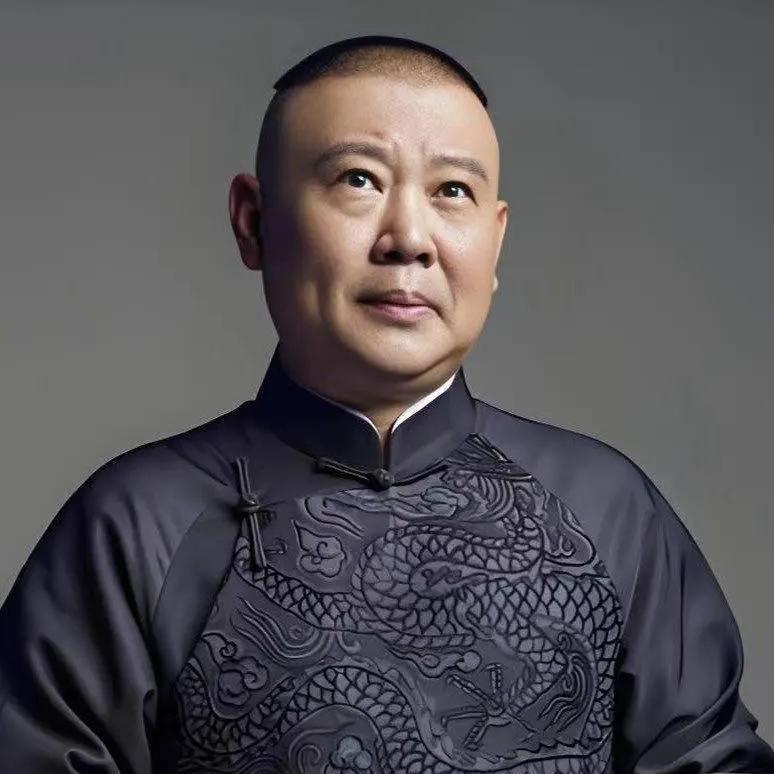 杨议直播的时候，有粉丝问他，郭德纲改红歌的事是你弄的吧！他坏笑着说，都怪他自己太