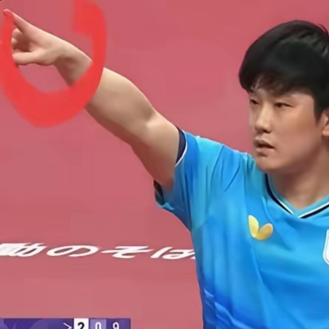 张本智和也太嚣张了，居然举了三次手指来羞辱王楚钦！​​这次亚运男团失利，又遭此嘲