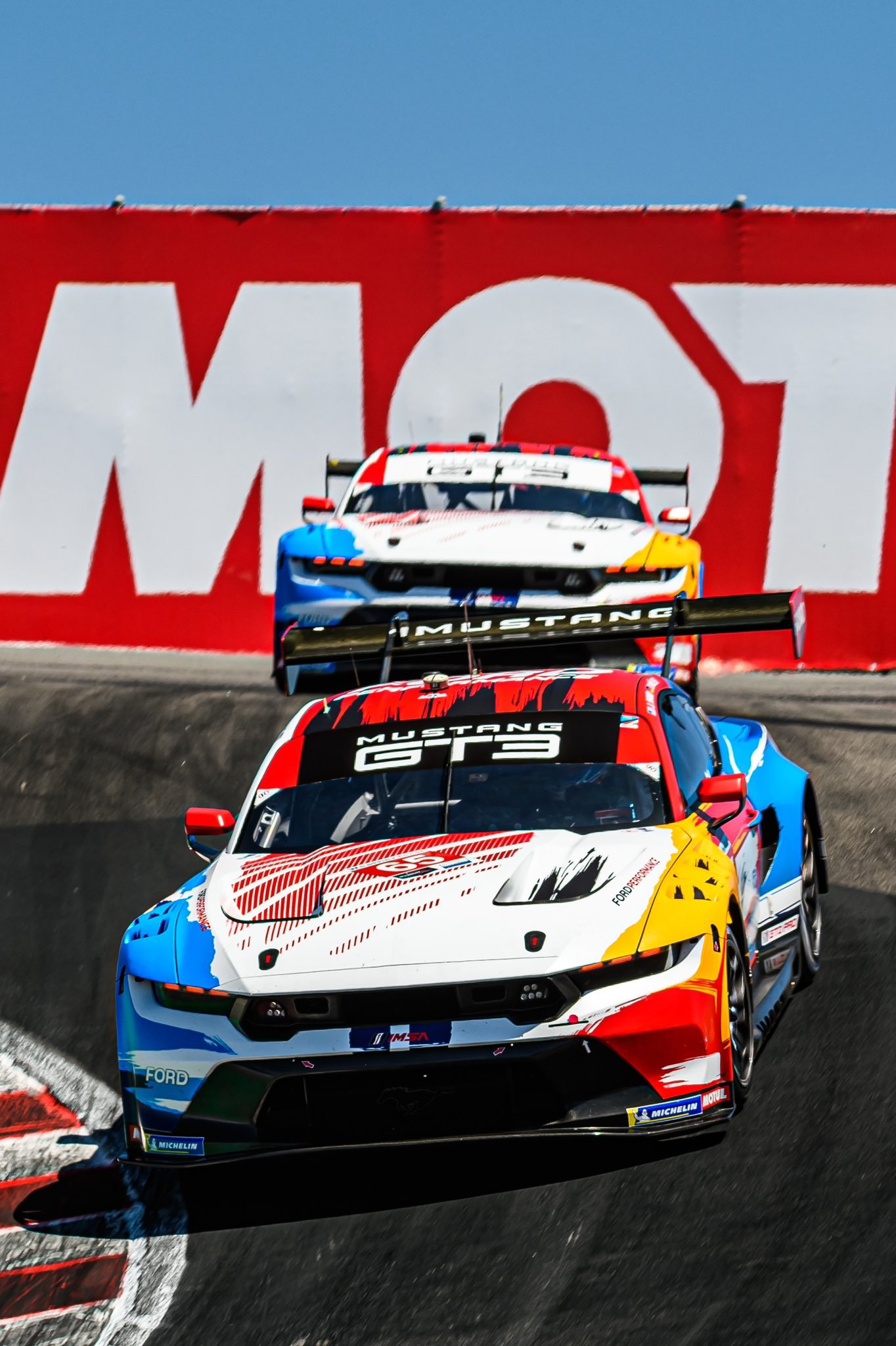 上周末#IMSA# 拉古纳塞卡站的福特野马60周年“冠军精神”特别炫彩涂装看起来