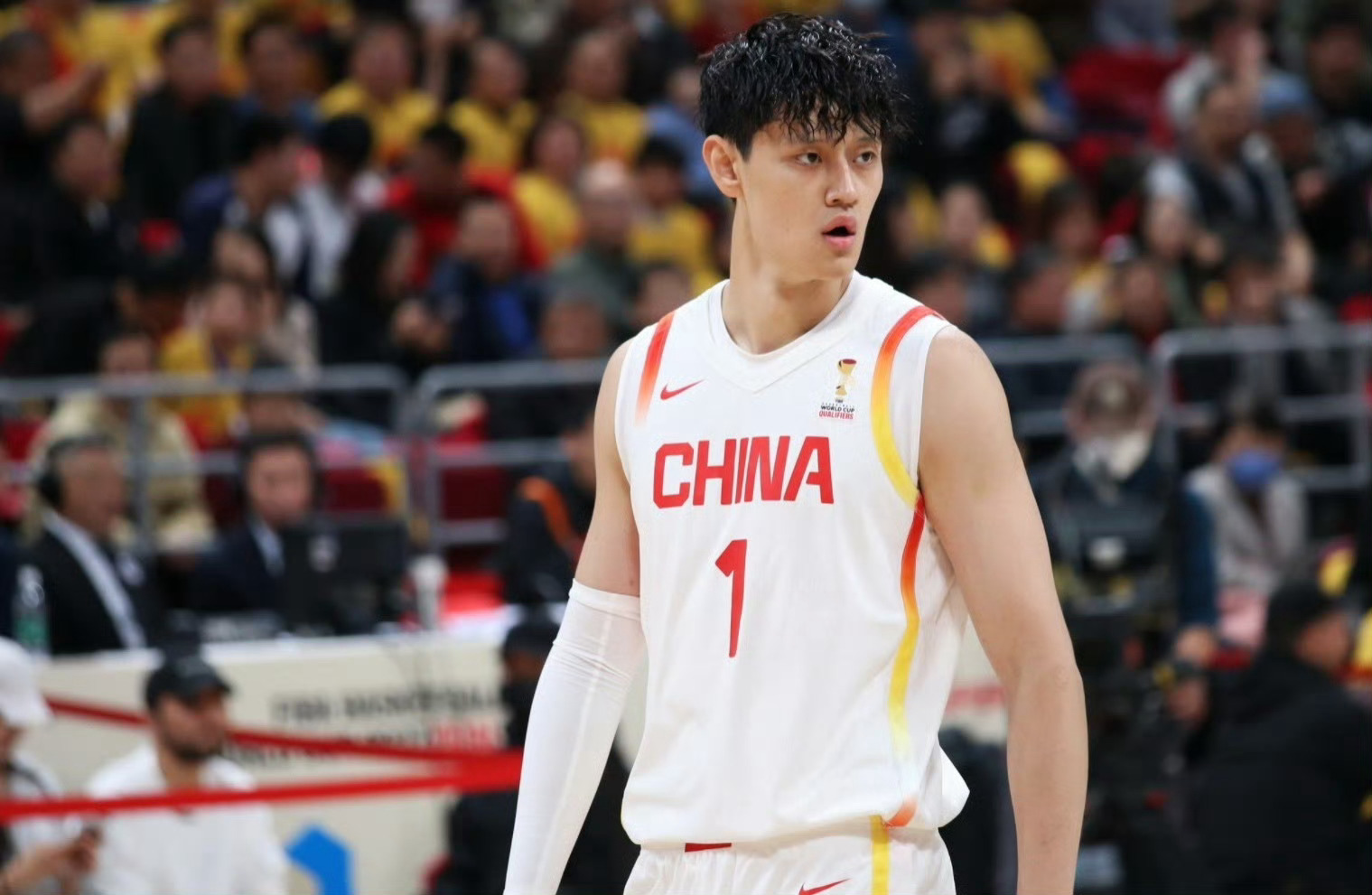 曾凡博太尴尬了……就爱满场蹦，毫无建树中国男篮落后