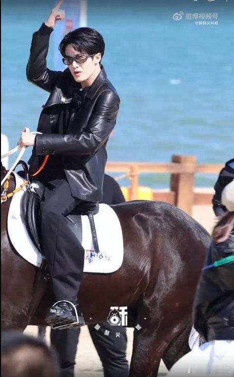 檀健次控马好帅 你好星期六 你好星期六全员团建路透 哇塞！檀健次海边骑马，动作行