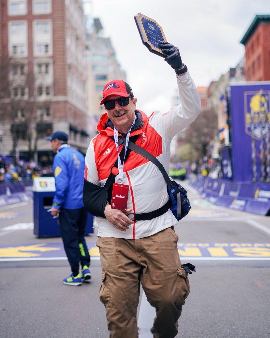 Jon Dana 作为服务团队成员已经连续为波士顿马拉松服务了50周年。波士顿马