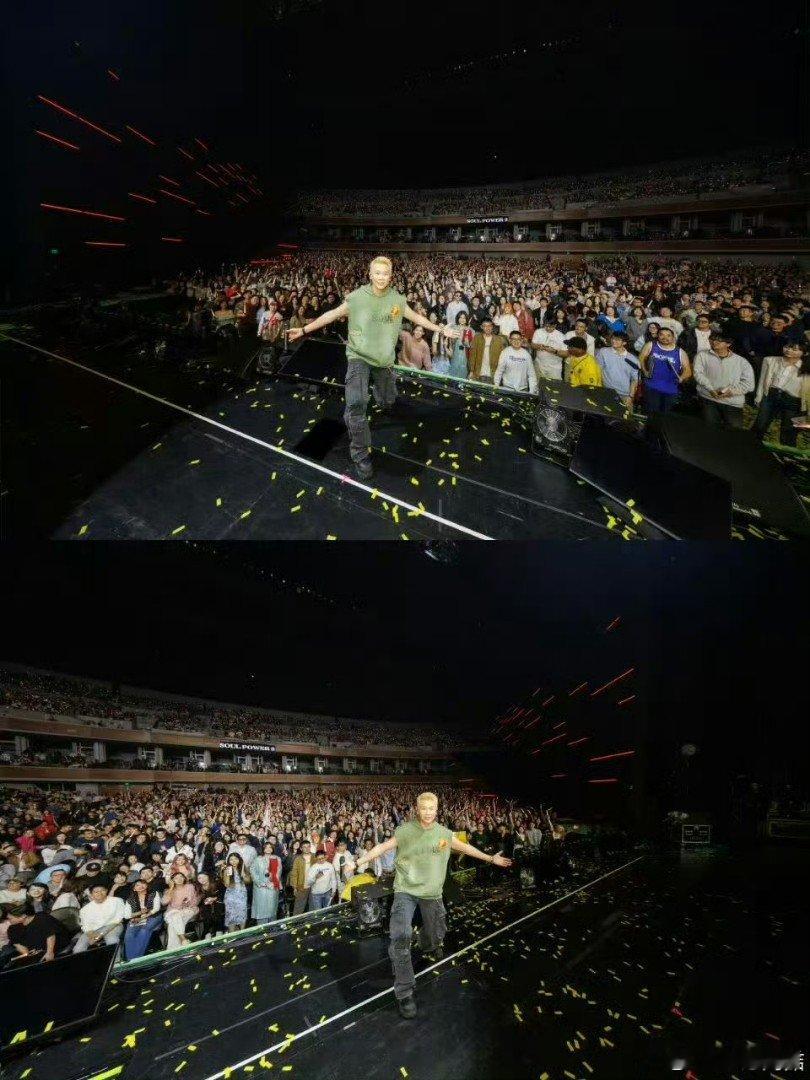 陶喆随机选了位观众合唱陶喆和粉丝双向奔赴超有爱！他随机挑观众合唱递话筒，小哥抱住