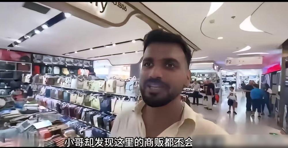 今天刷到个特逗的事儿。有印度高种姓来咱们这儿吃饭，非不排队，被店主提醒了还拿英语