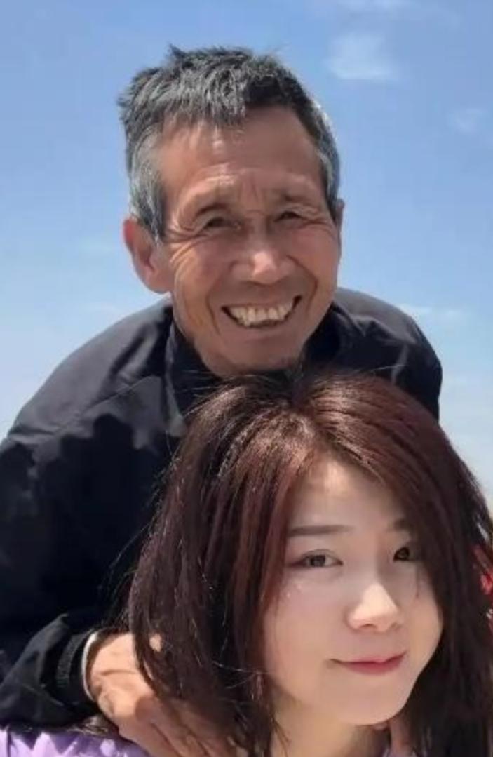 1997年，河南一个50岁光棍，捡回1名女婴，不料送她读书后，她竟怒问:“穷到捡