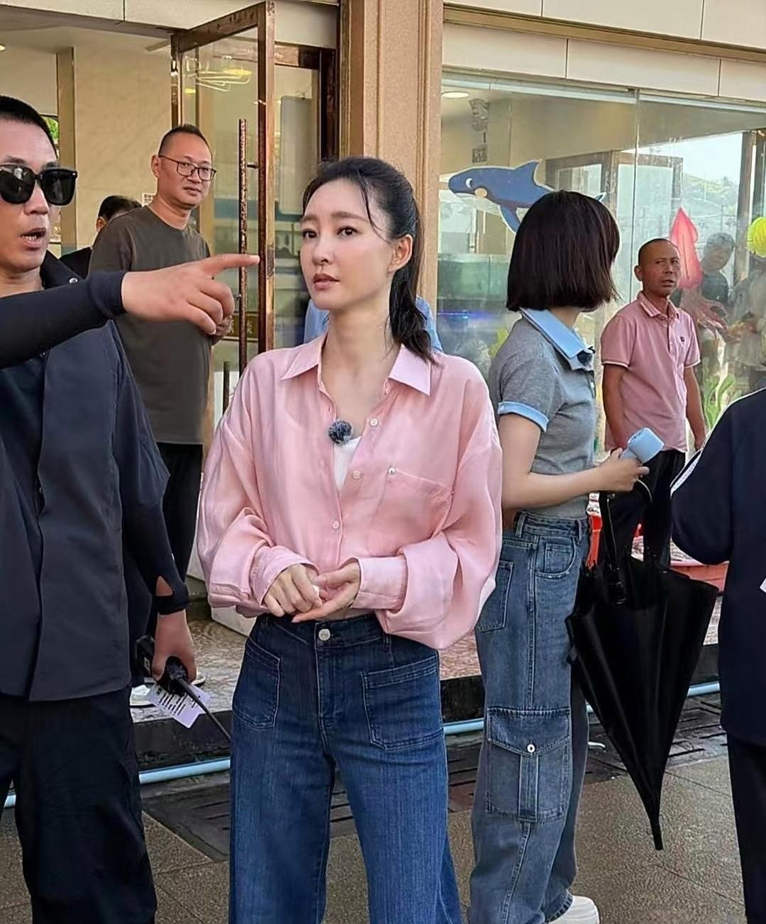 40岁王丽坤现身浙江街头，跟朋友一块儿去了大排档。她个儿高还瘦溜，皮肤雪白，长得