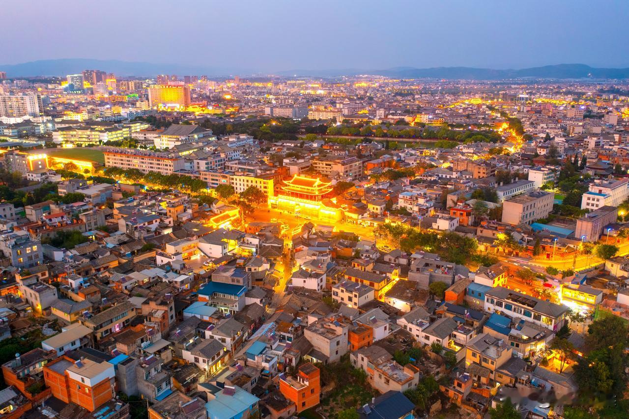 拍一张你的城市美景建水阳春三月，建水古城西门外，夕阳的余晖渐渐褪去，花灯次第亮起