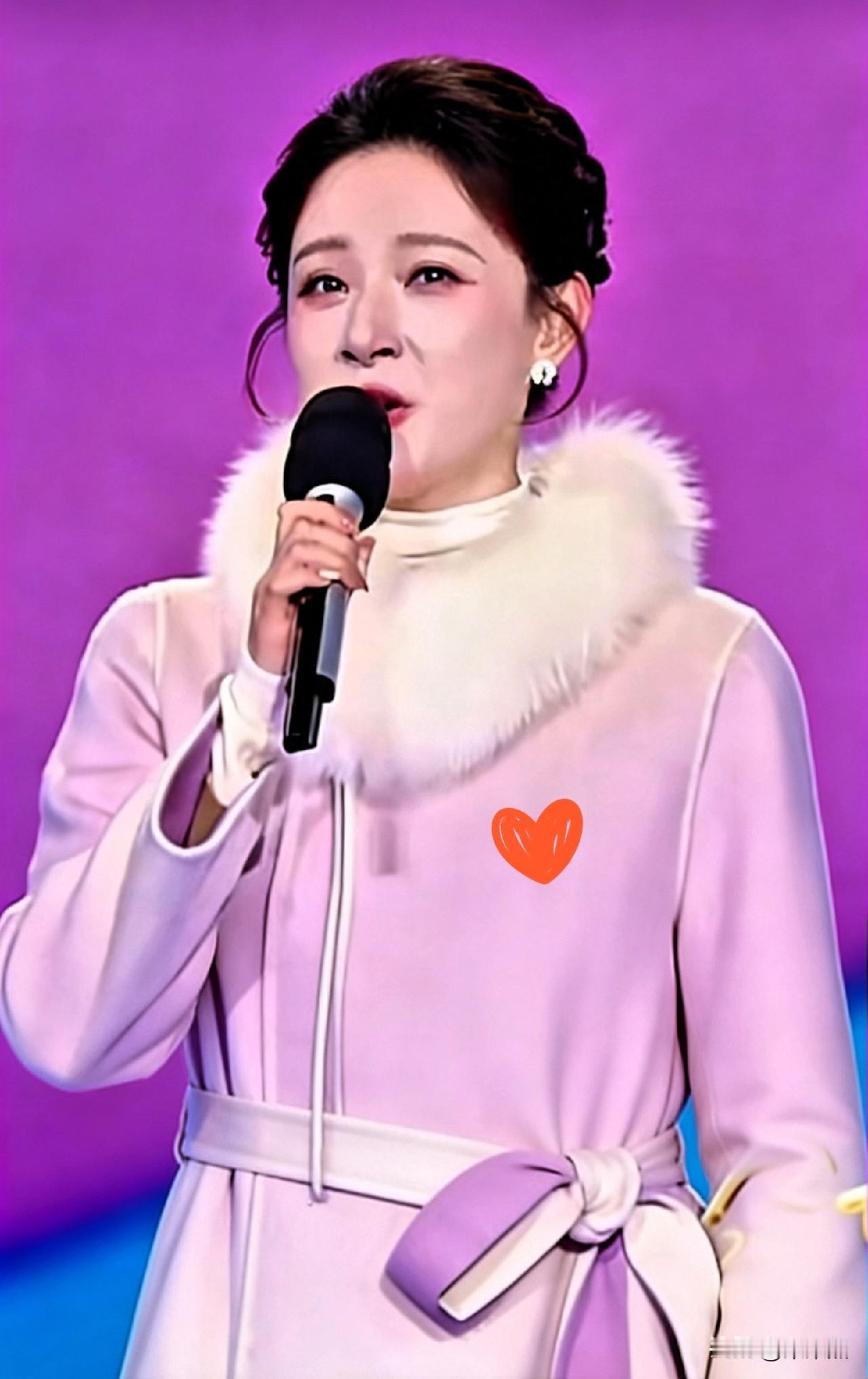 终于弄明白。

今年央视女主持为什么都穿大衣了？一点都不像往年的风格。

后来一