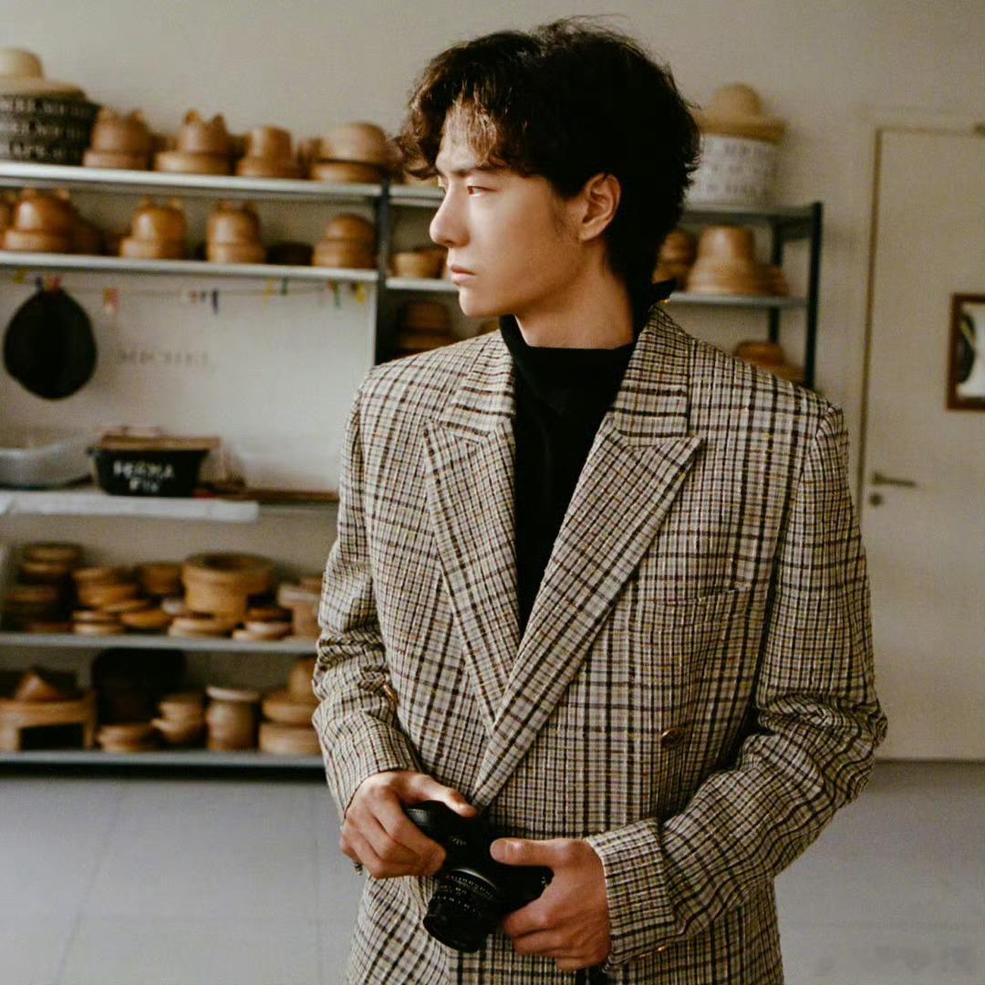 王一博 × CHANEL品牌形象大使王一博探访巴黎𝘭𝘦19M大楼高级手工坊，