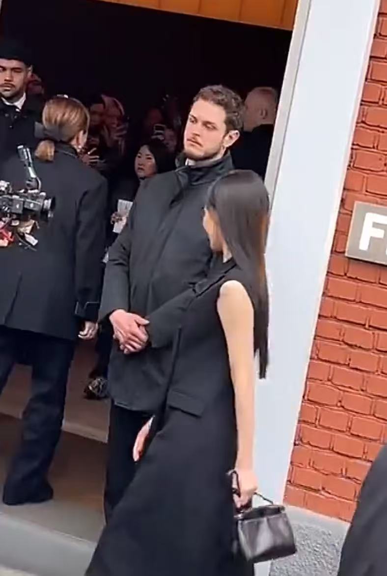 唐嫣宋雨琦看秀造型唐嫣宋雨琦看秀生图唐嫣宋雨琦看秀造型，好美，