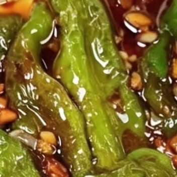 苏新皓 虎皮青椒食材：青椒5个，大蒜2瓣调酱汁：两勺生抽、一勺陈醋、半勺老抽、半