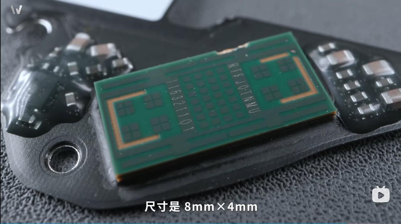 如图所示，手机与外接式光学镜头各配备一个尺寸为8mm×4mm的毫米波相控阵天线，