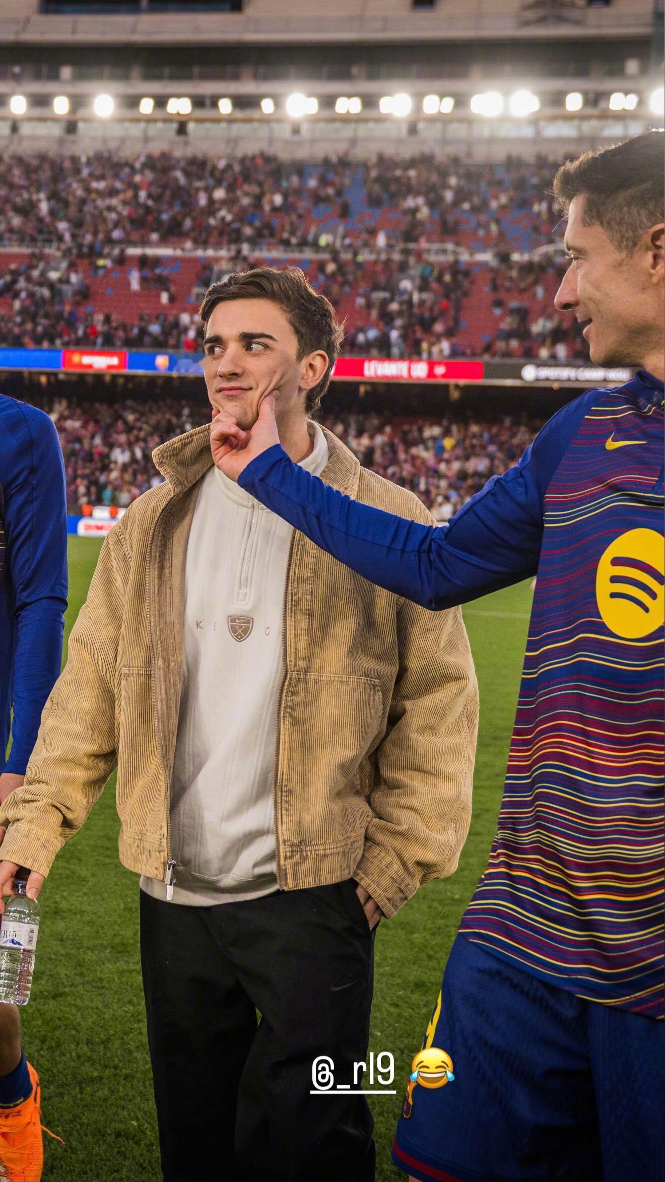 为红蓝加马 🥰传下去加维就是莱万的掌上明猪谁不想这么捏捏加维的帅脸巴萨  🔴