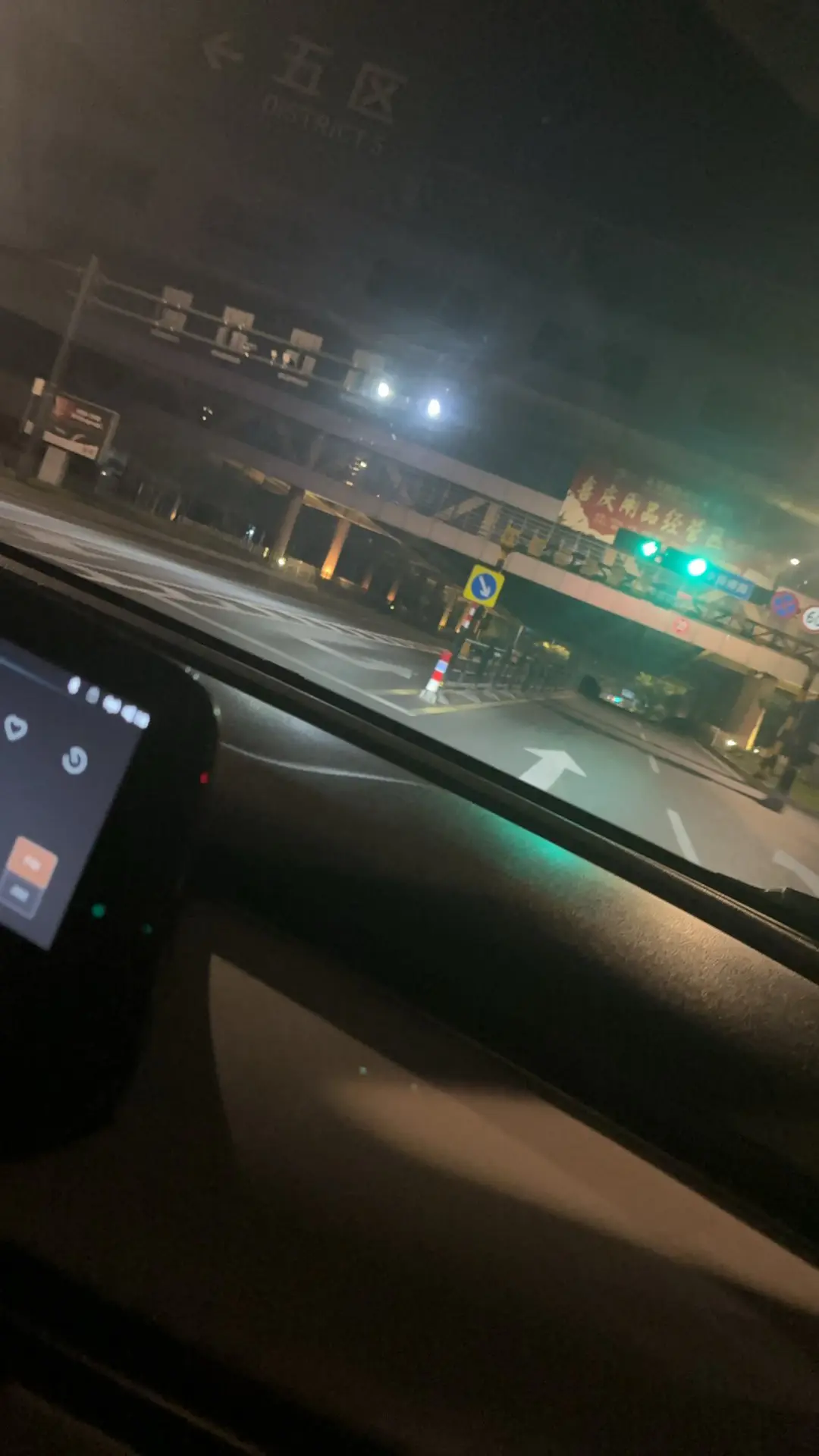 我一直在为我的年少错误买单，深夜会后悔我曾做过的很多决定，也深知事与愿...