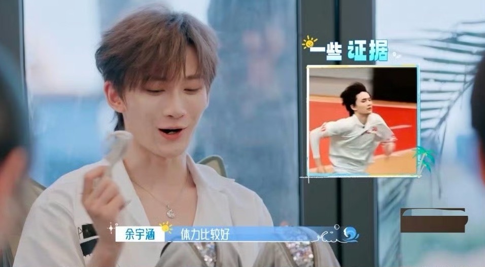 余宇涵小小年纪班味好重没想到余宇涵小小年纪班味这么重啊🤔，采购，拎东西，整理物