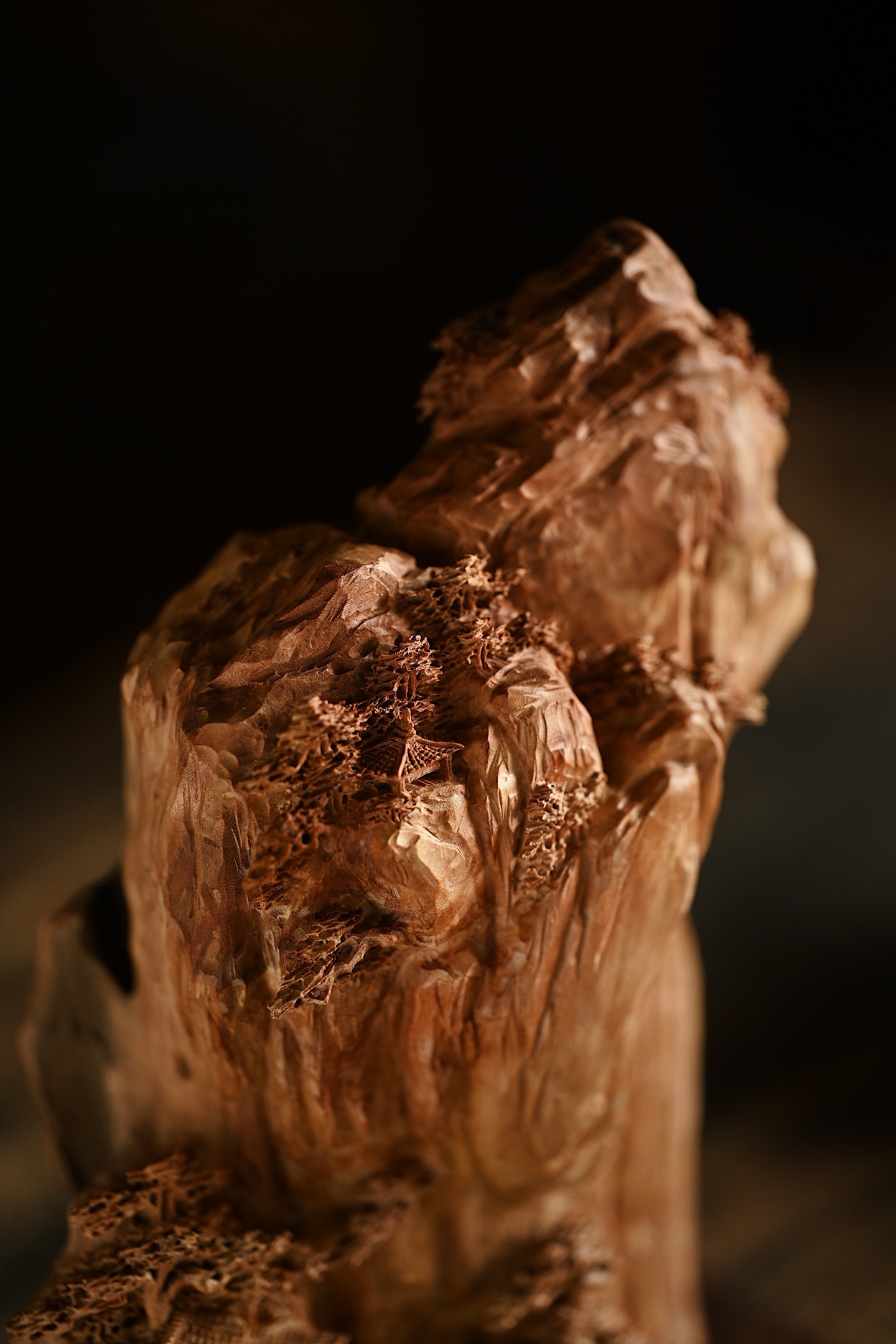 老山檀 | 江山入画 摆件以刀代笔，于方寸间营构千里江山：山势巍峨，崖壁如削，层