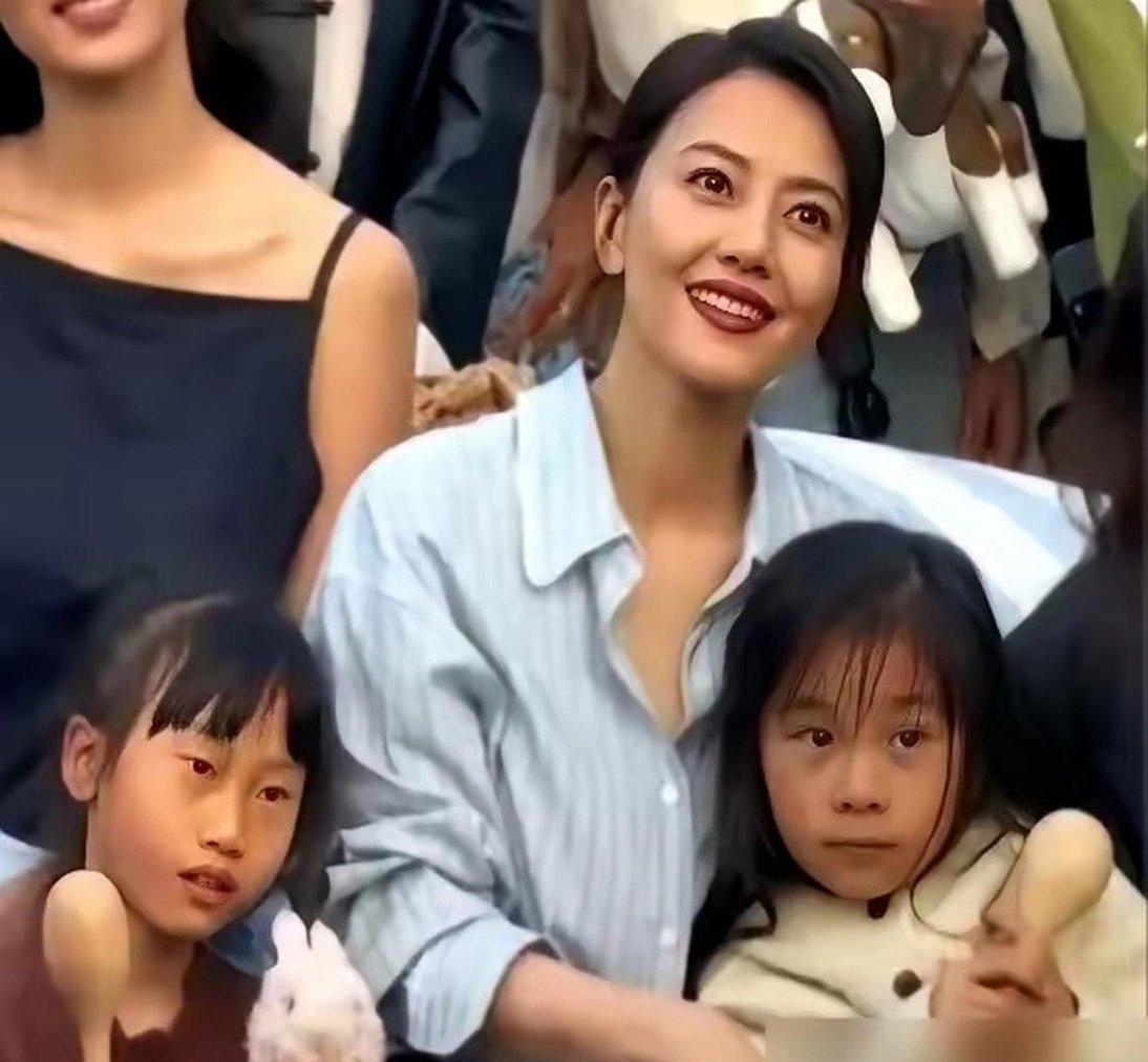 高圆圆的女儿彻底火了，只因被网友吐槽，完美避开妈妈的美貌，长得太像赵又廷。高圆圆