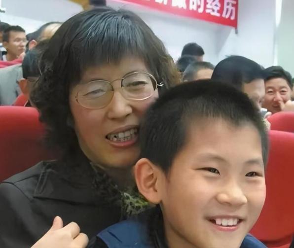 2000年，山东有一神童，短短的2天便念完小学，10岁那年参加高考，考出了566