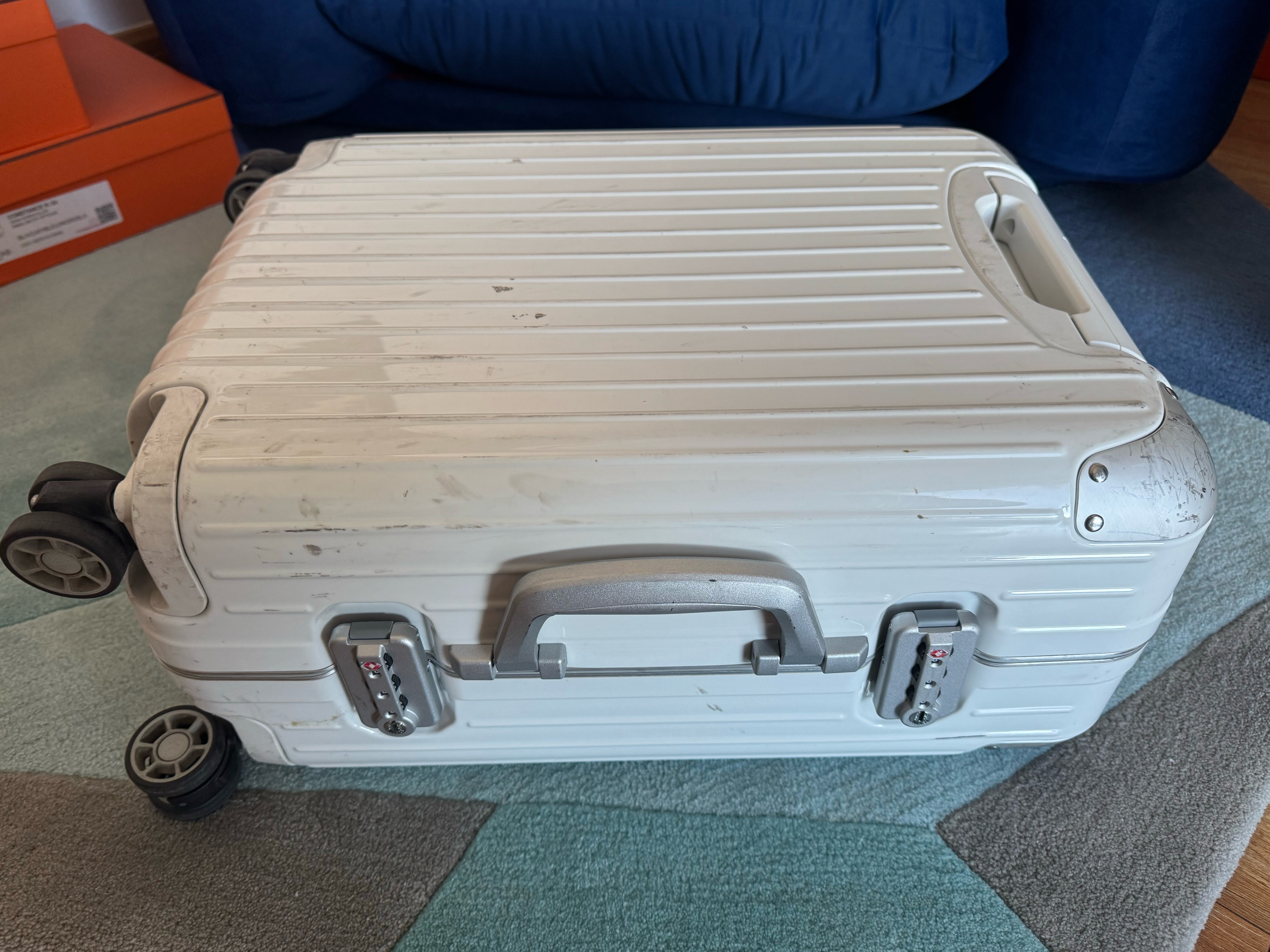 最近把行李箱翻新了一下，感觉收获一新箱子（图三四）算上运费大概600左右，这效果