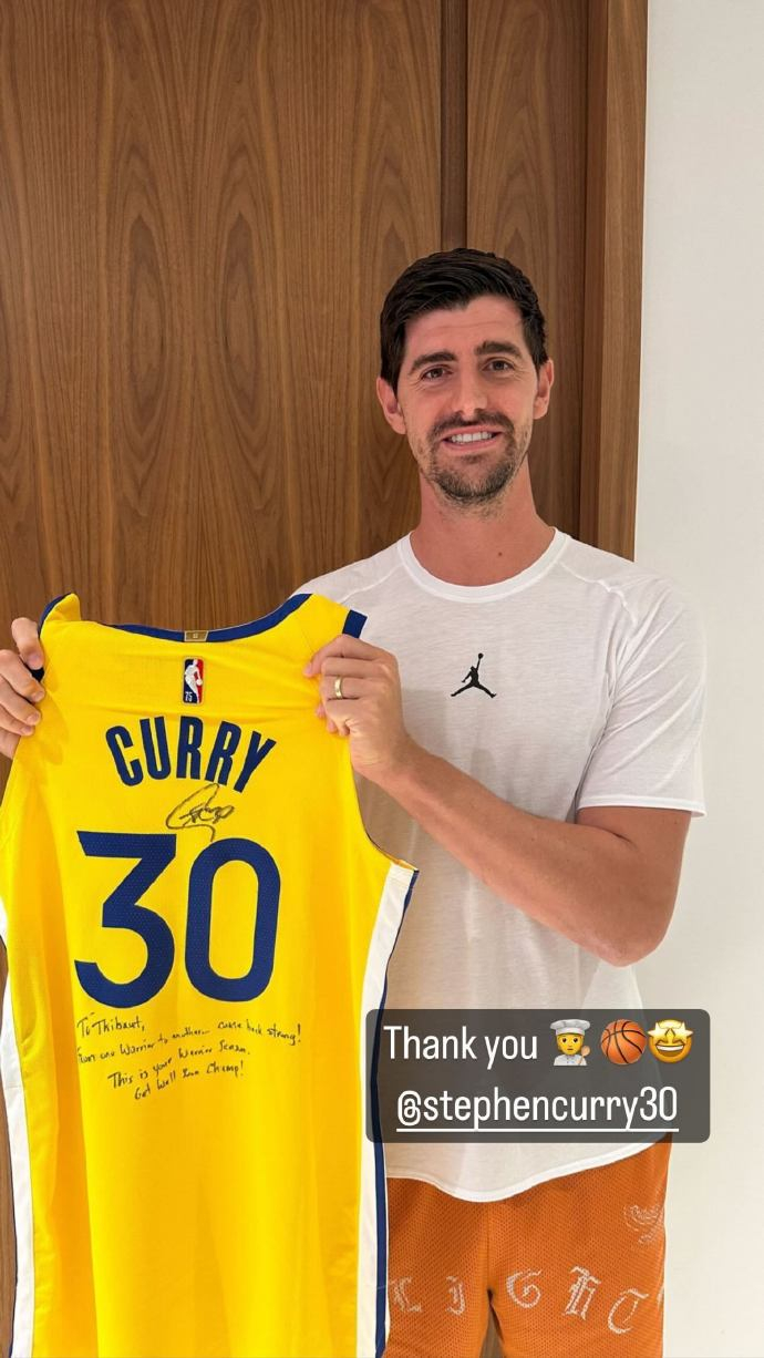 #库尔图瓦晒库里签名球衣# 梦幻联动！晒图秀出库里签名球衣：收到的一件“早日康复