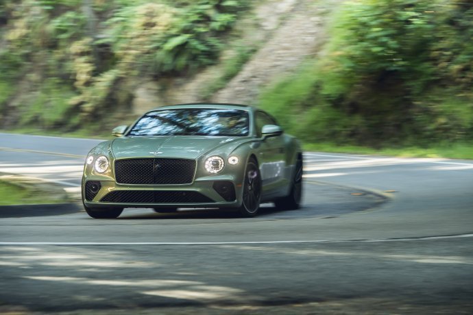 Bentley Continental GT V8 这个绿真的绝了，清新又高级。