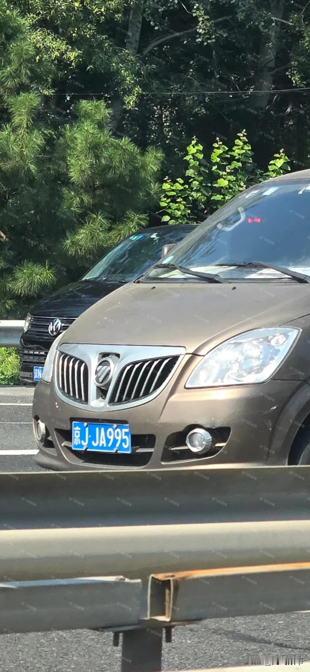 带警灯的大众面包车你见过吗？
下次我给我们家金杯也安装一个