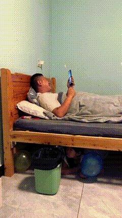 笑到我肚子直接打结，眼角全是笑出来的泪，真的停不下来。
那种连环笑，一波接一波，