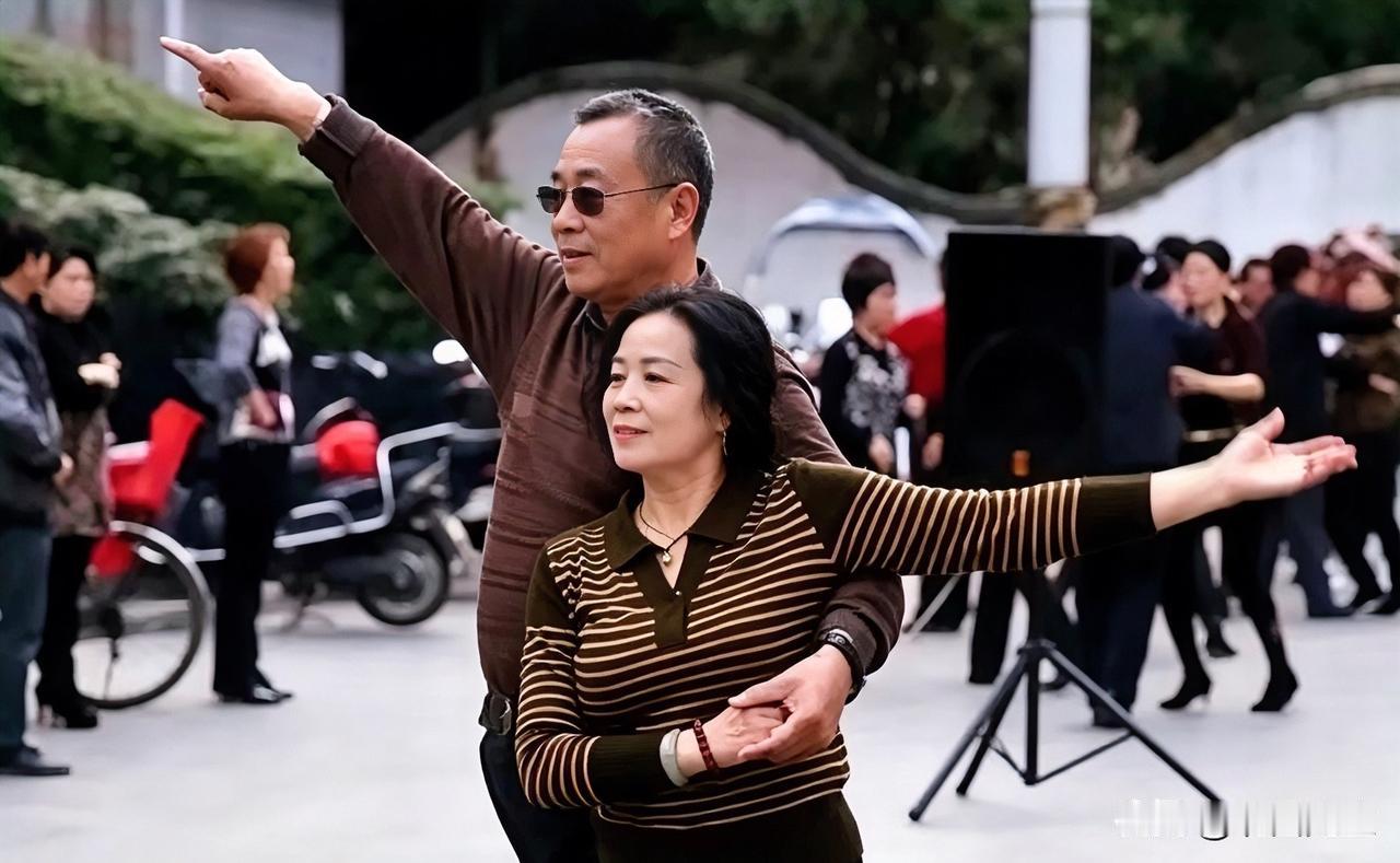 77岁大爷结婚50年，被妻子冷暴力7年，如今妻子在外跳舞，搂搂抱抱，大爷实在忍无