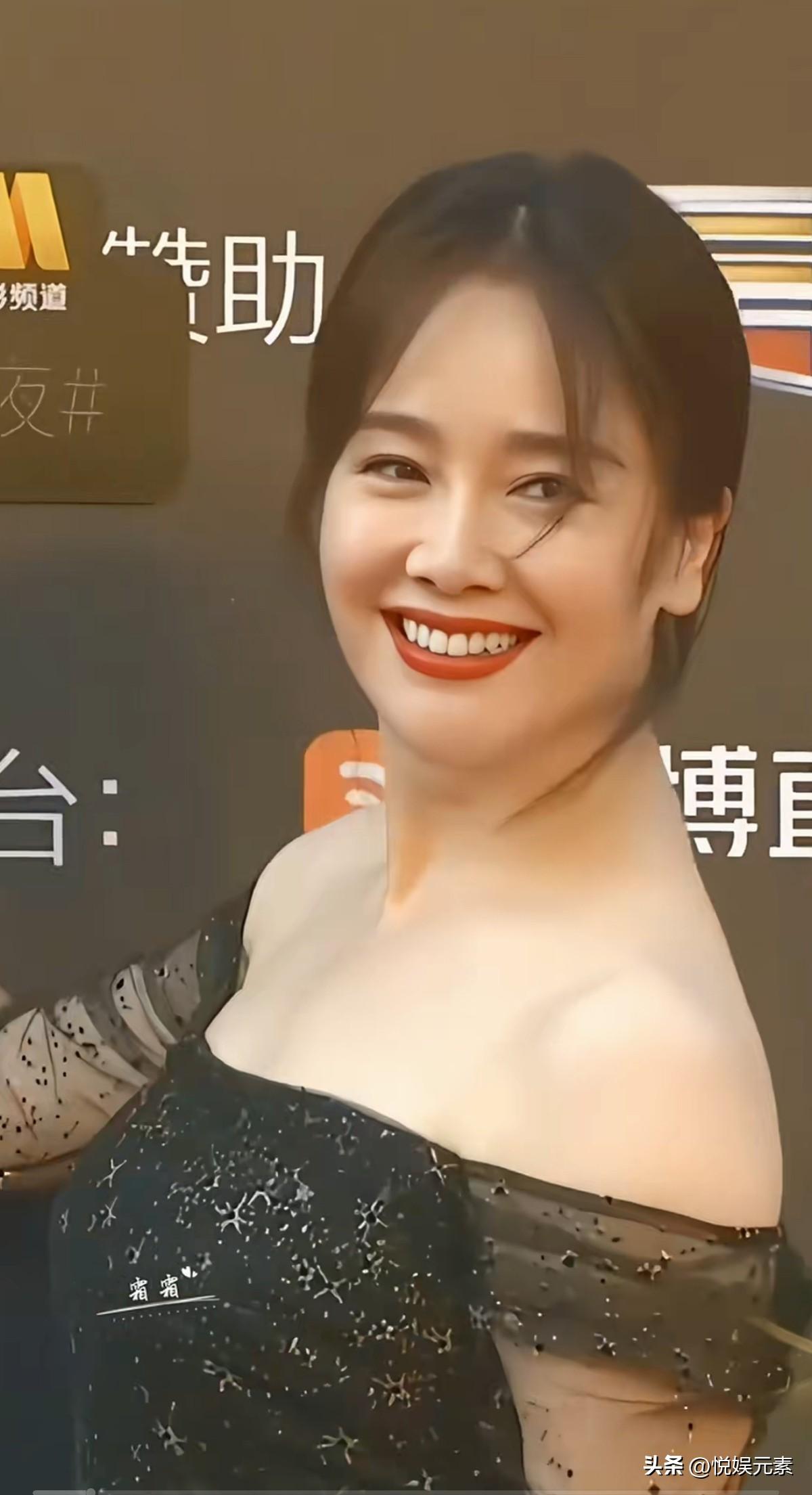 长相阳光的人，无论走到哪，都能吸引到别人的目光。
腹有诗书气自华。左小青太美了，