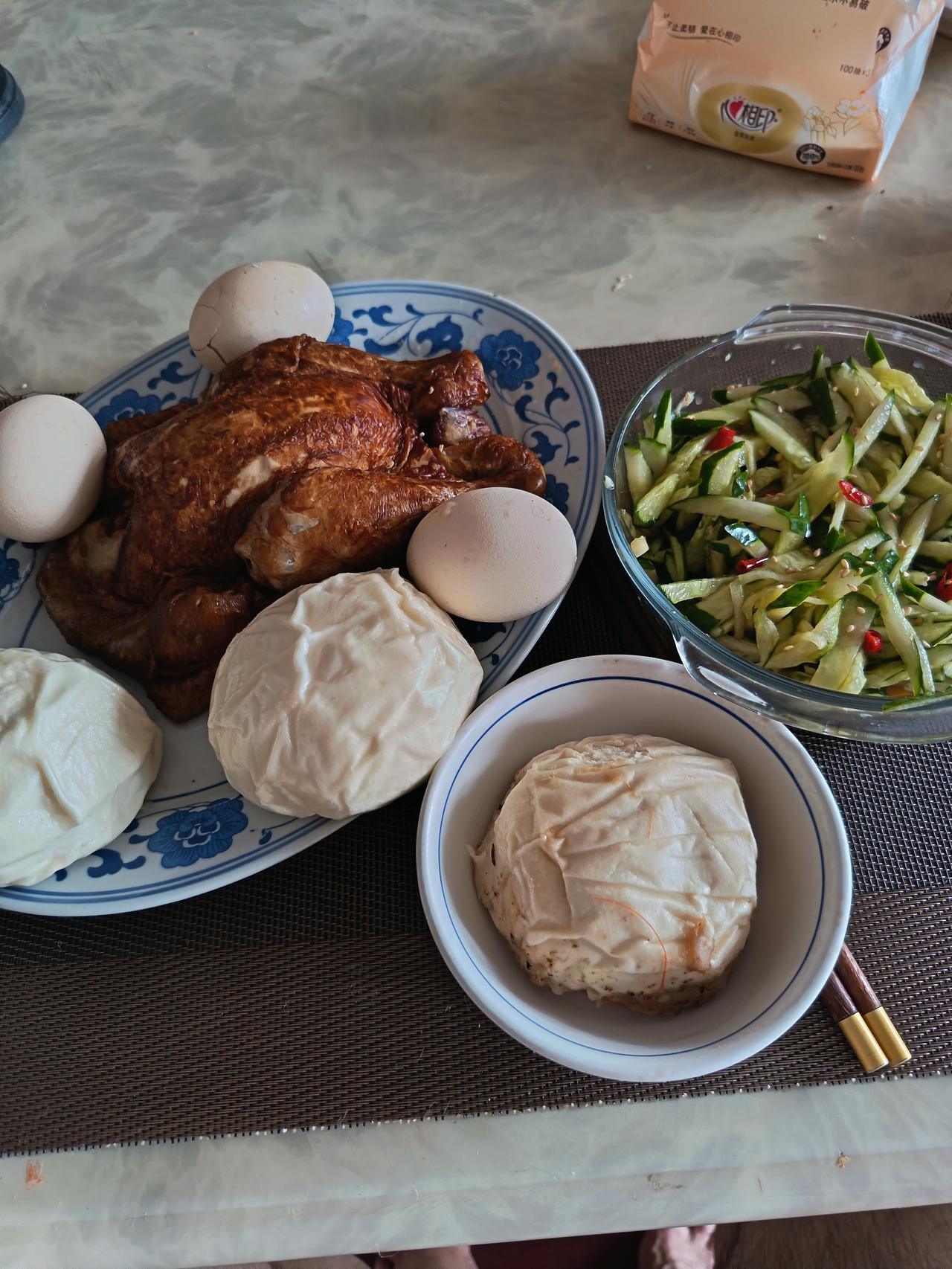 这段时间减肥比较有效果，首先功劳于吃，在这方面起了作用。

运动只是很简单，很普