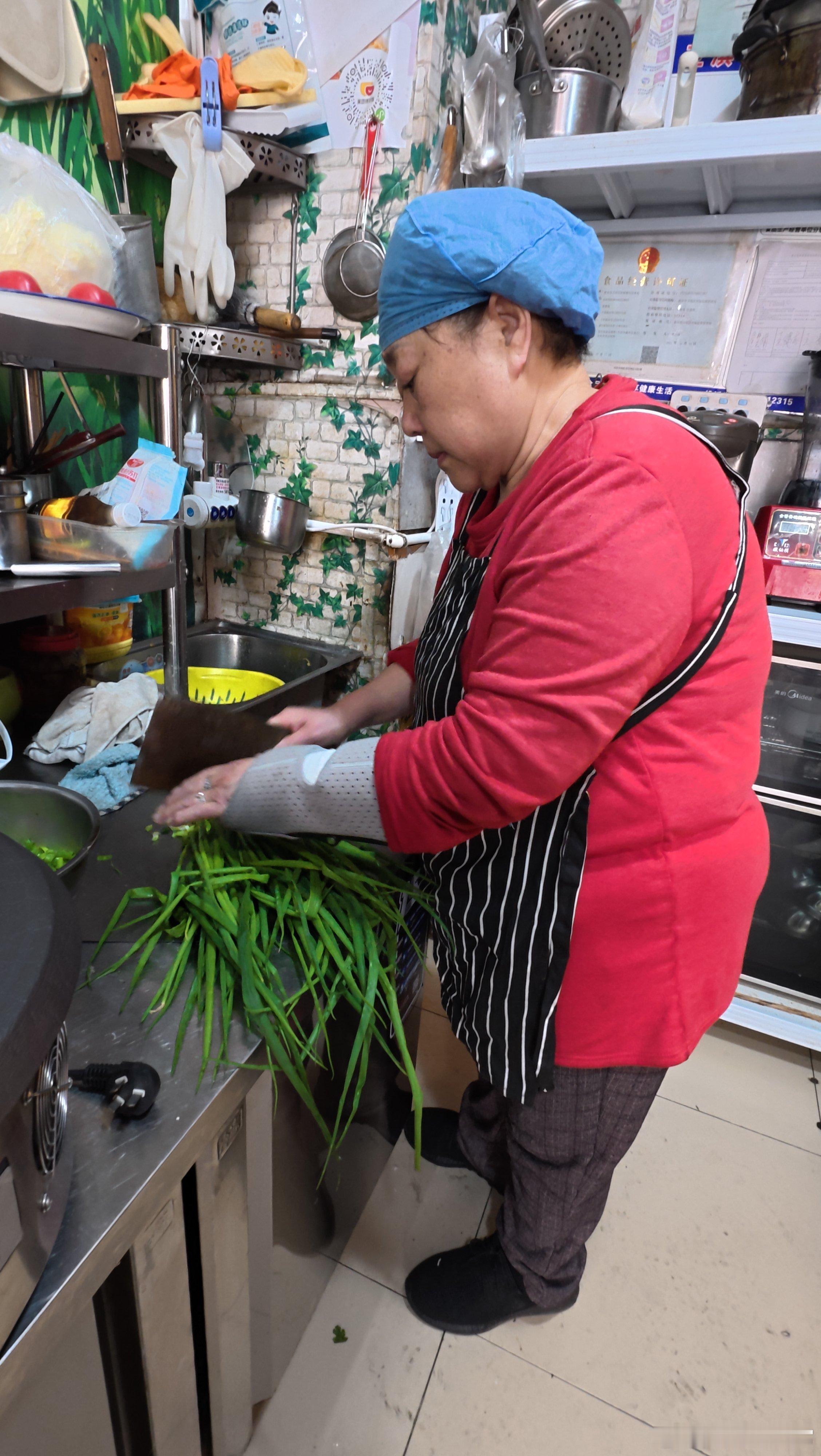 河南六旬阿婆单手炒粉救孙63岁阿婆为救孙子炒粉13年 意外摔倒导致左手受伤，生活