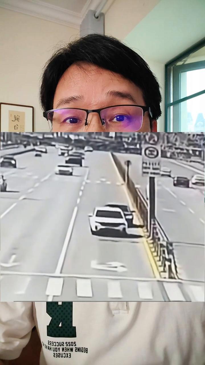 幸运还是倒霉？被别停后又被撞飞。
这个交通事故真的是太诡异了。这是什么情况？大家