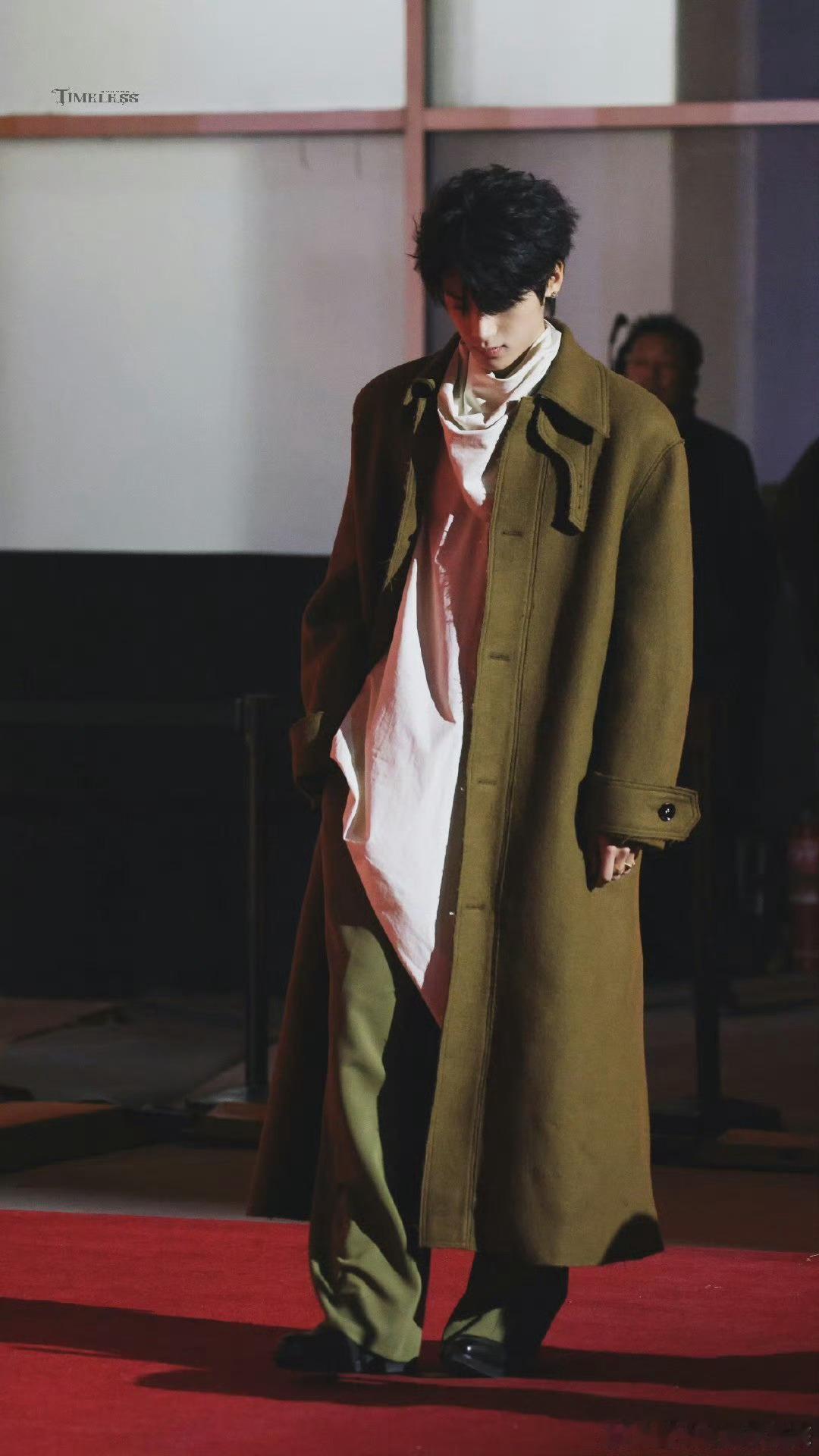 张峻豪把红毯走成秀场张峻豪踏上红毯，棕色大衣造型绝了！他就像从时尚杂志走出，把红