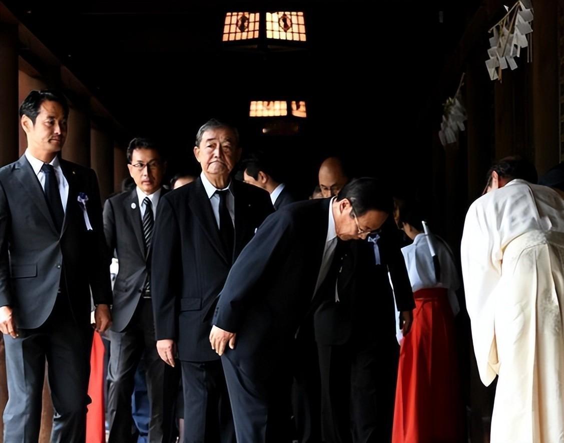 突发消息！在日本宣布无条件投降81周年之际，日本首相高市早苗向臭名昭著的靖国神社