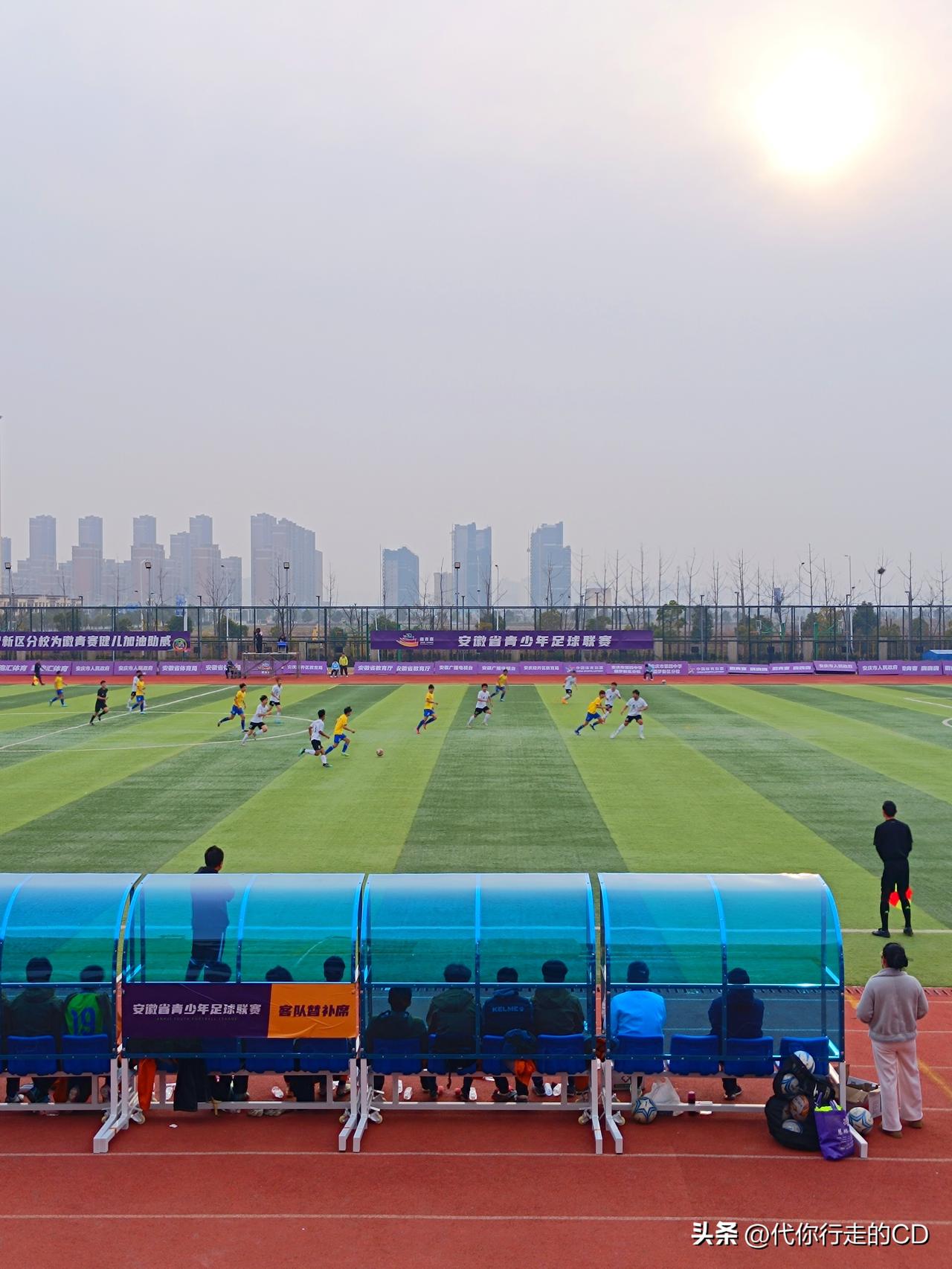 春风煦日下的这一瞬间，
让人看到足球应有的希望。
向阳而生，逐光而行。