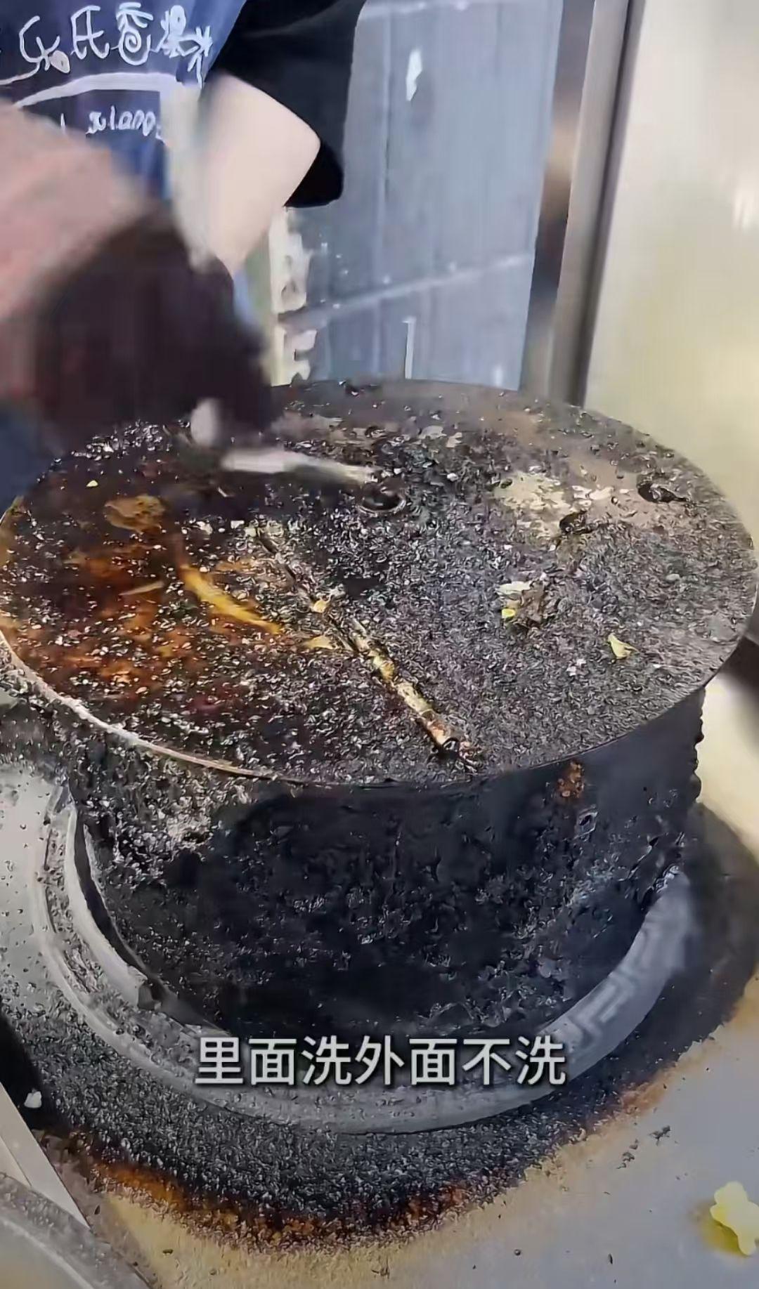 贵阳街头的爆米花，锅都包浆了。
网友分享，自己在贵阳街头看到一口神奇的爆米花锅，