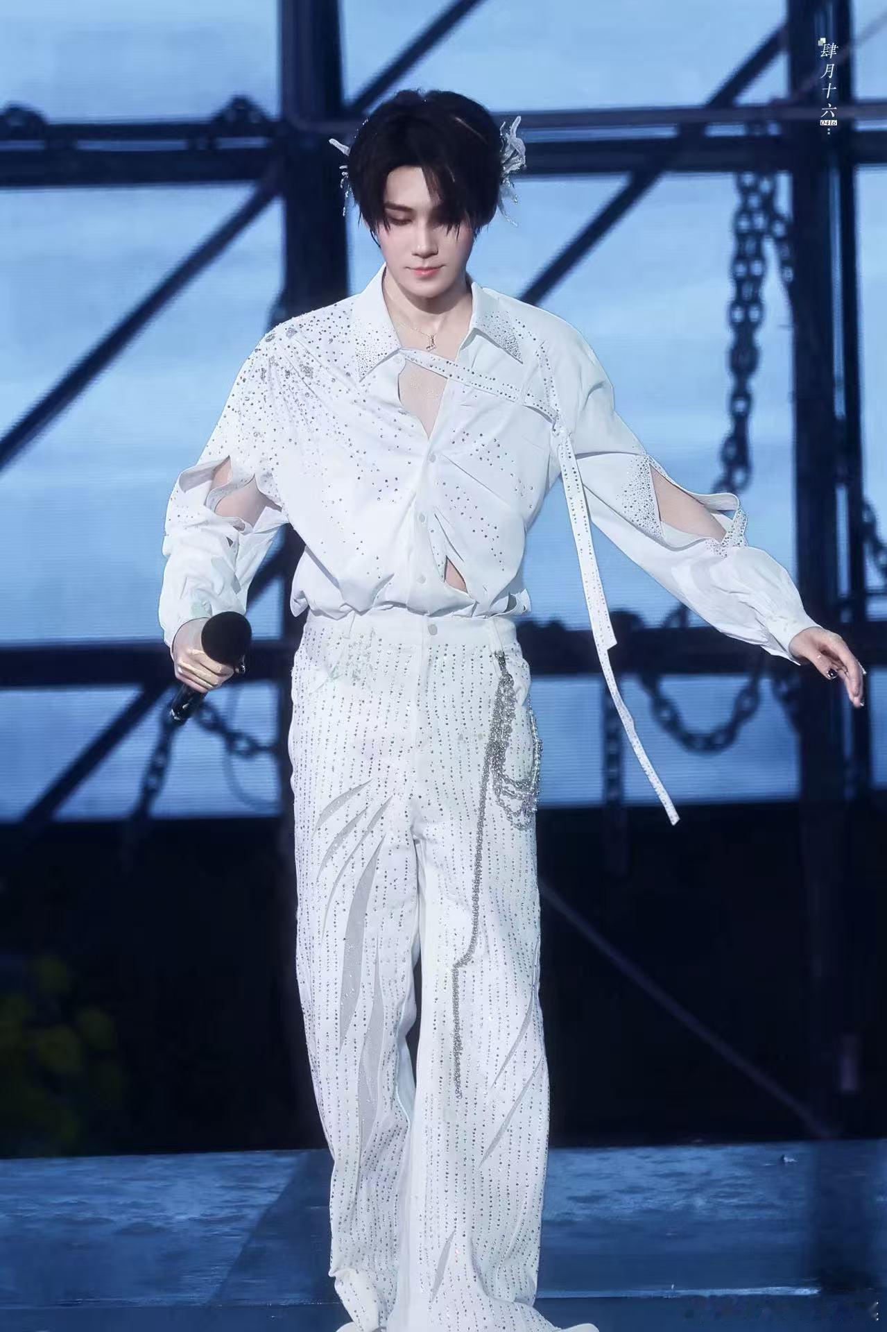 张真源SomeoneLikeYou演唱会首秀 终于等到现场版首秀上线，全新编曲赋