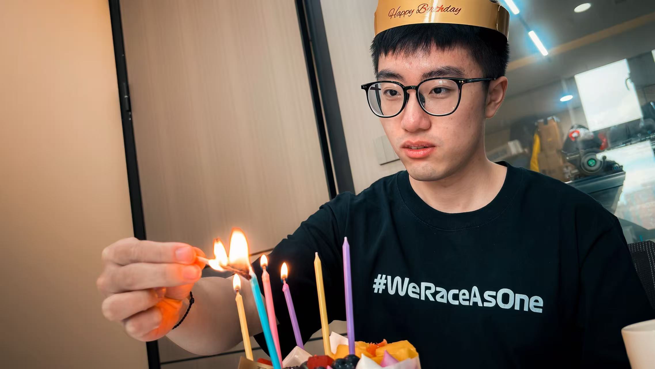 同事过生日，公司群里发来照片有点欣慰。平时给同事们压力挺大的，很多时候人用的也相