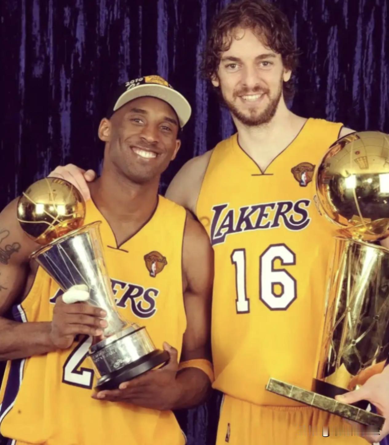 21世纪NBA最强三套阵容！大家认同吗？

第一阵容

库里：历史三分王，改变篮