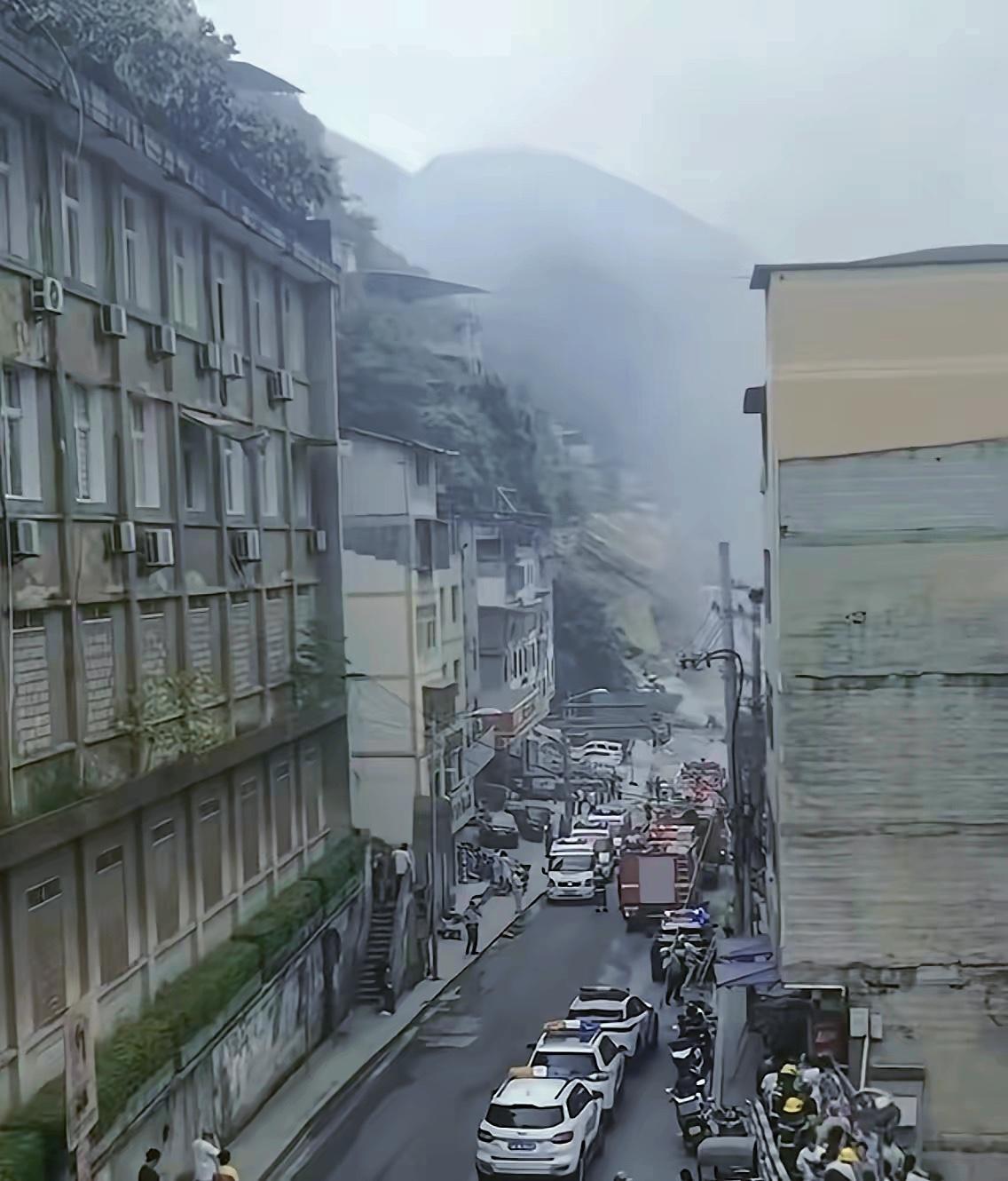 刚刷到重庆山体垮塌的视频，心里真不是滋味。
那种地动山摇的劲头，谁看了都得倒吸一