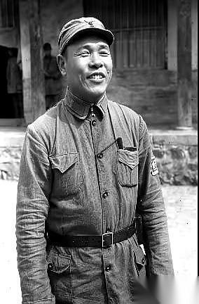 刚逮住的一个特务，审讯室里，张嘴就咬了个大的。
他说，我的上线，是你们华北军区的