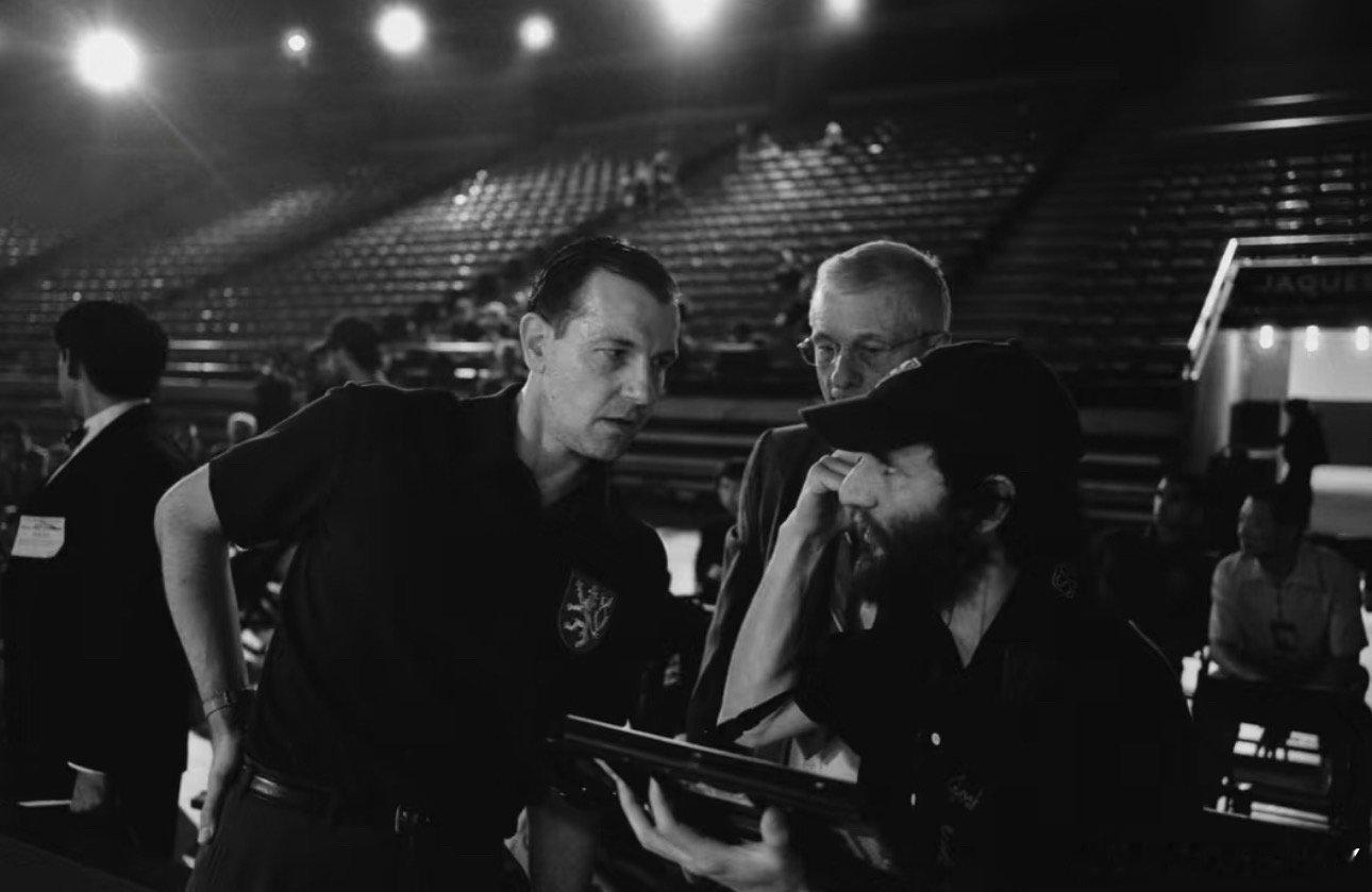 波尔在《至尊马蒂》客串演出一位乒乓球运动员这发型 化妆师对中年人的发际线轻点啊波