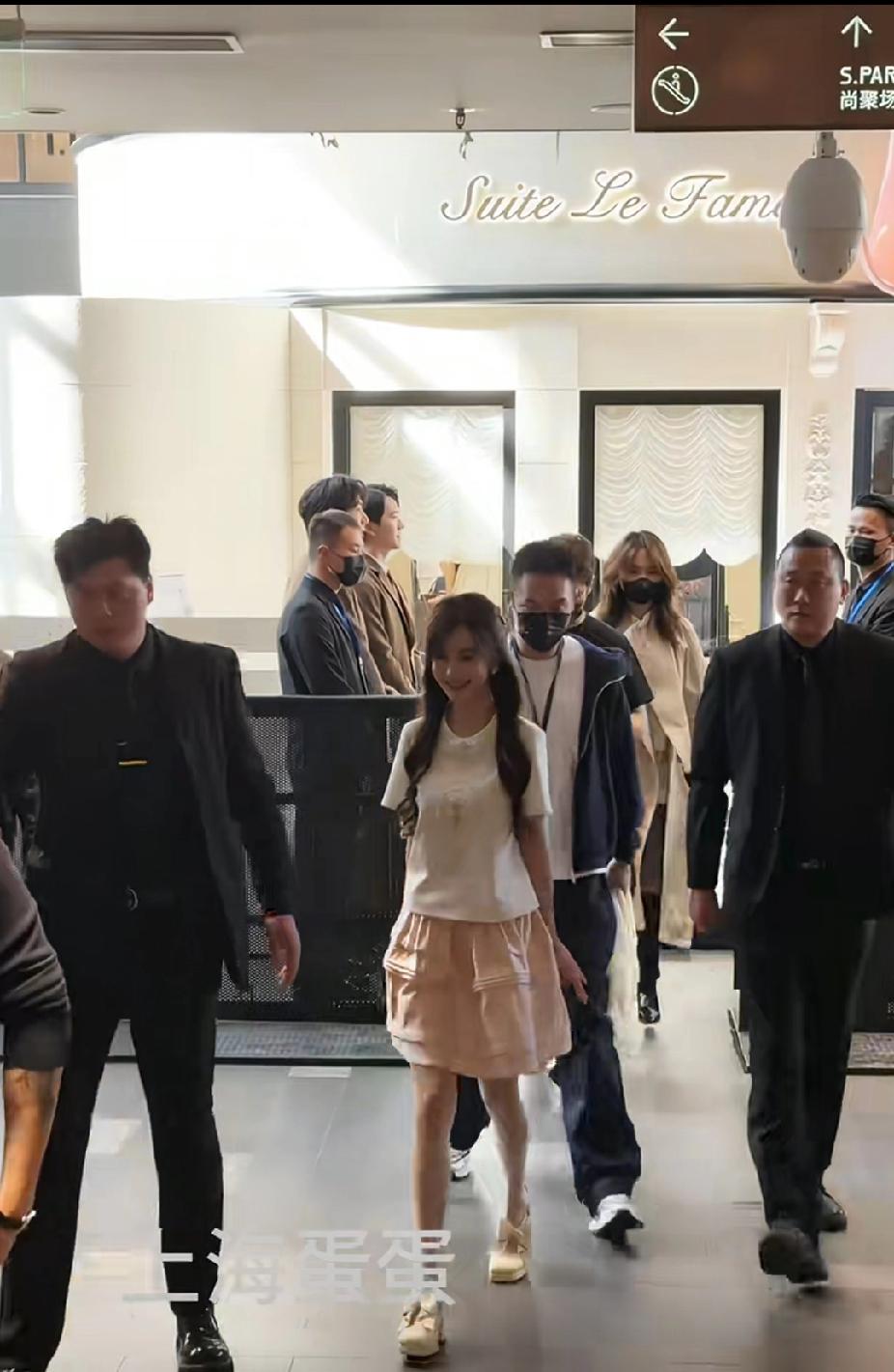 杨颖baby这少女感还是很足，身材纤细，步伐轻盈，灵动又活泼，现场和粉丝们打招呼