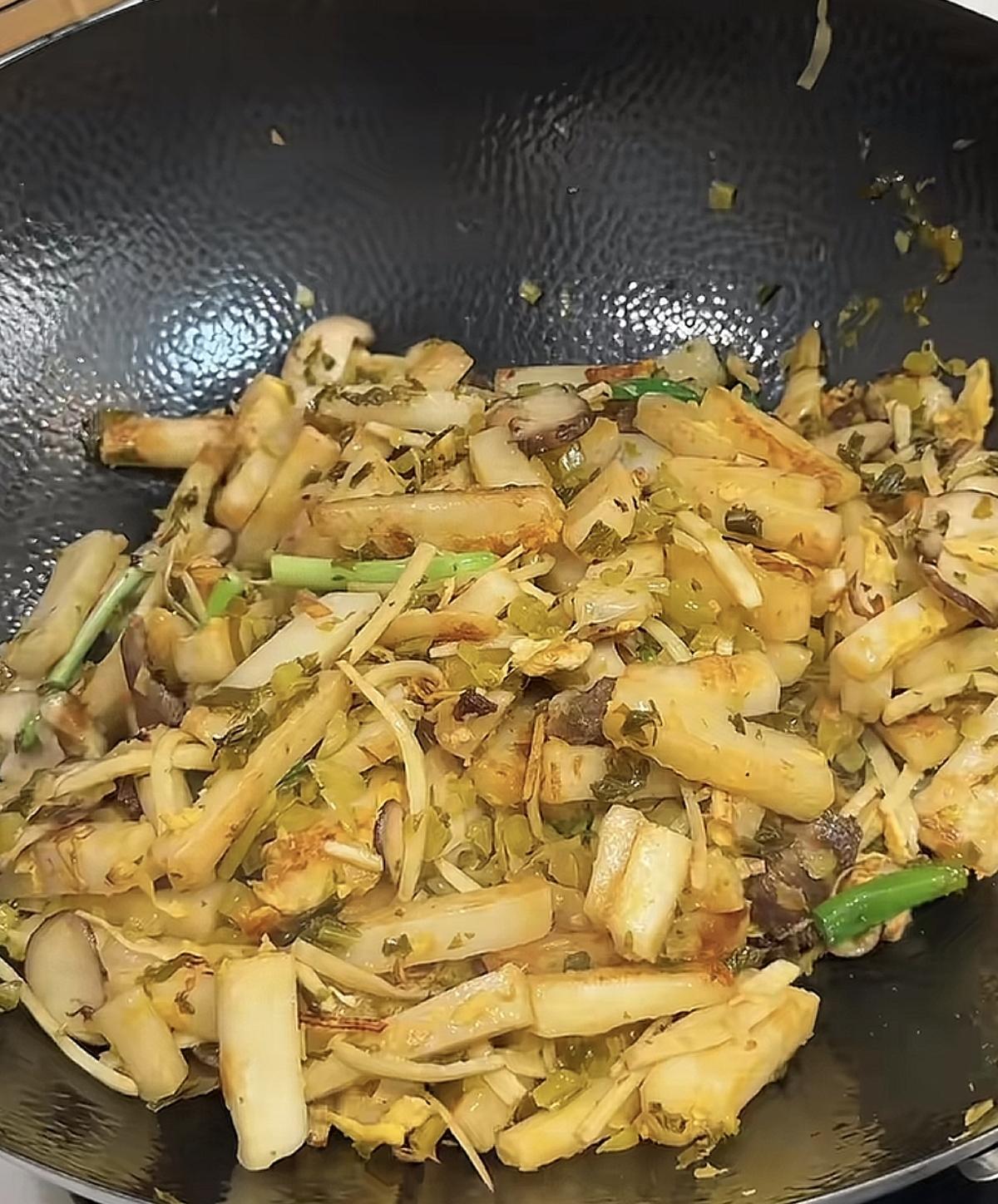 浙江人，应该都懂这锅“咸菜肉丝竹笋炒年糕”的含金量。年糕条的嚼劲，咸菜的酸爽，肉