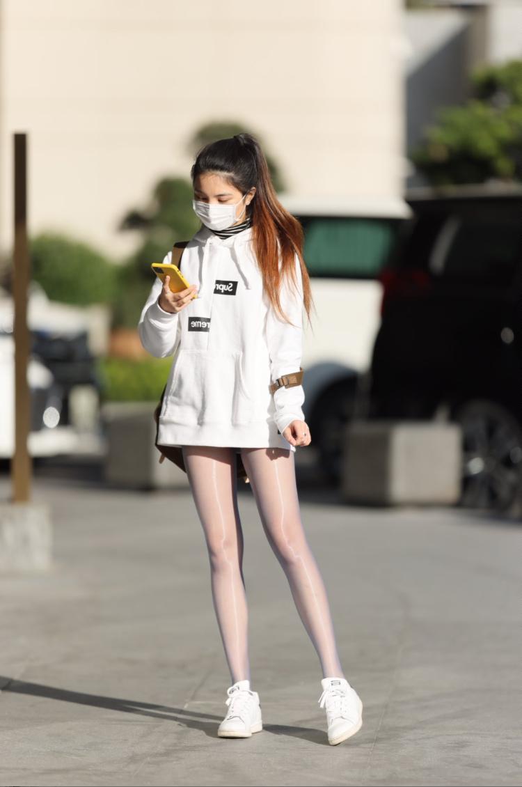 街头的青春美少女
你见过最好看的女孩背影是什么样的 分享街拍小姐姐