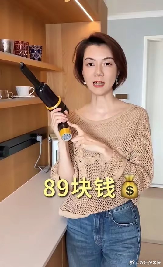 44岁车晓搬新家了，新房看着不大、装修简单，给人的感觉是空空荡荡的。之前车晓一直