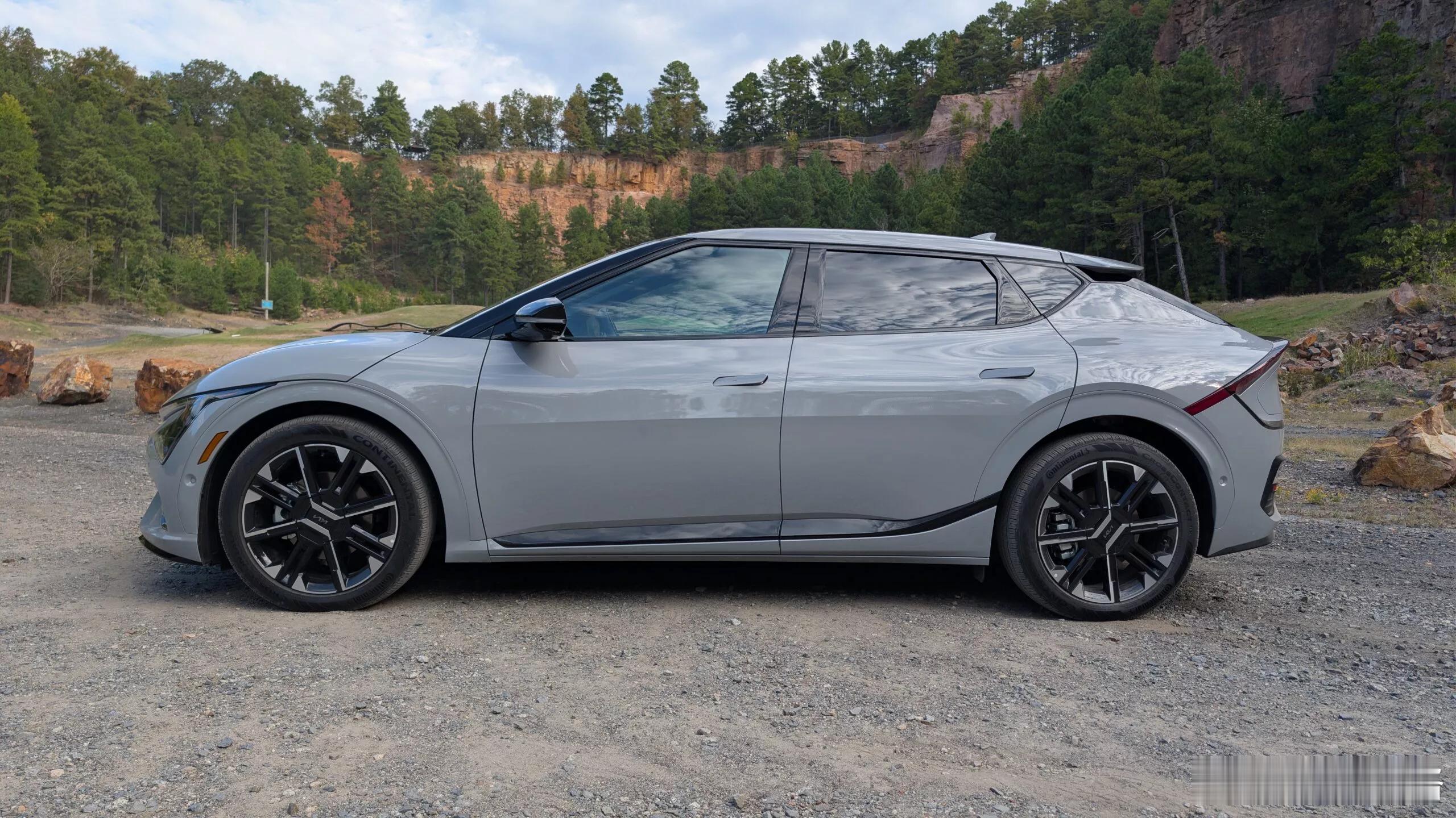 起亚EV6 GT-Line AWD，在国内看不到的了。不过真心帅，汽车就需要更多